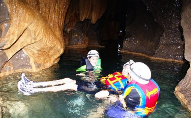  Schwimmen in einer Höhle 